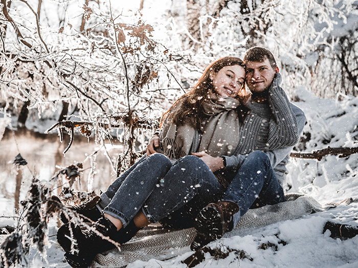 Paar in Winterlandschaft