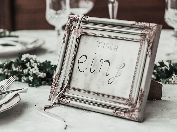 Detailfoto von Tischnummer auf einem Hochzeitstisch