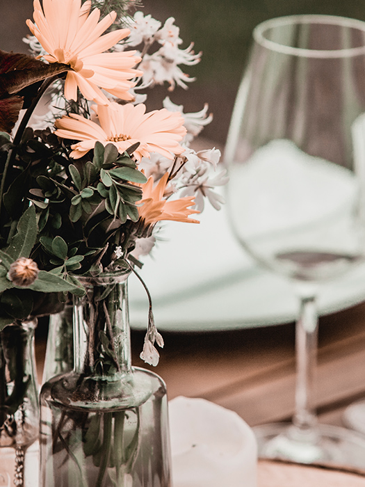 Makrofotografie von Blumenschmuck auf einen Hochzeitstisch