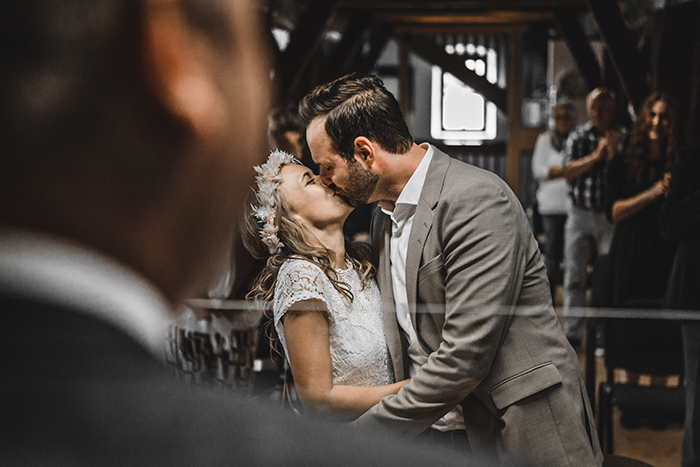 Hochzeitskuss vor Standesbeamten