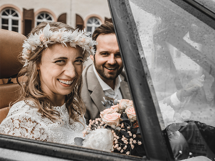 Nahaufnahme eines Brautpaares im Hochzeitsauto