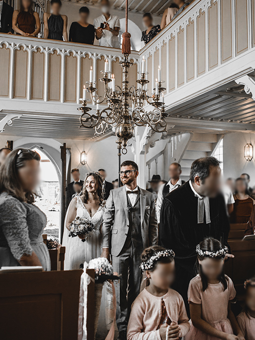 Einzug in die Kirche Brautpaar