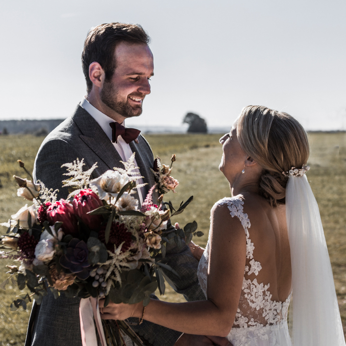 First Look: Hochzeitspaar sieht sich zum ersten Mal an diesem Tag