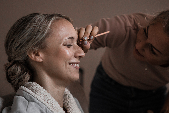 Braut wird von der Stylistin geschminkt - Getting Ready