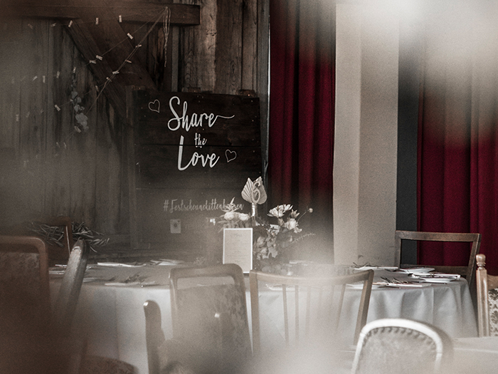 Innenaufnahme Hochzeitsscheue mit Holzschild "Share the Love"