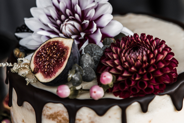 Detailaufnahme Hochzeitstorte mit Feigen und Blumen