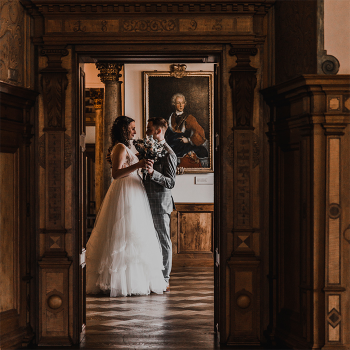 Brautpaar tanzt in Schlosskulisse