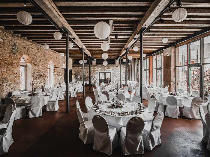 Festlich gedeckte Hochzeitsscheune
