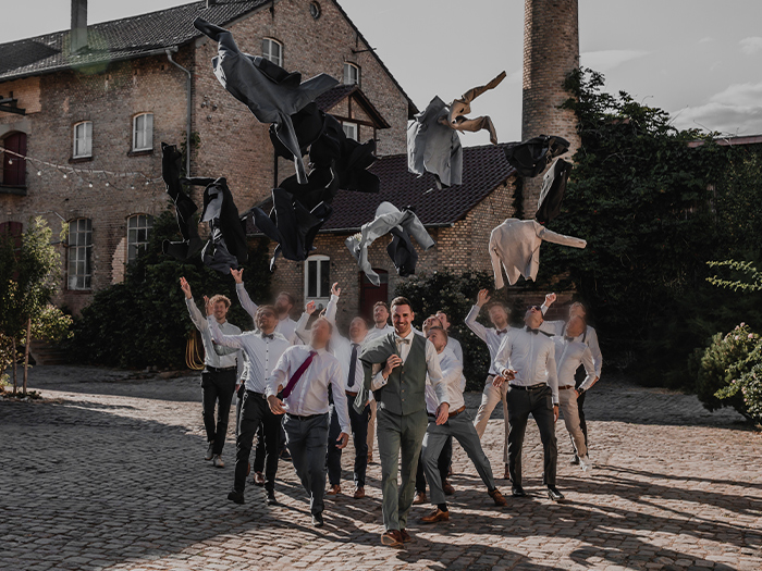 Team Groom wirft die Sakko in die Luft