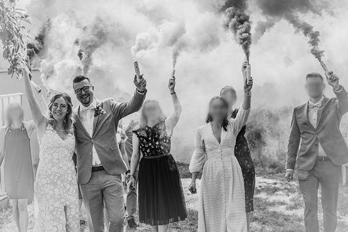 Hochzeitspaar Farbbomben schwarz-weiss