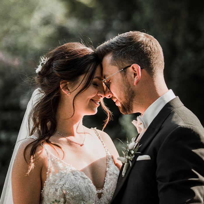 Nahaufnahme Hochzeitspaar, das zärtlich die Köpfe aneinander legt