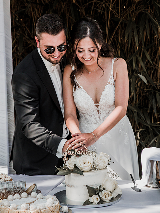 Brautpaar schneidet Hochzeitstorte an
