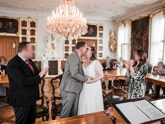 Hochzeitspaar küsst sich im Standesamt