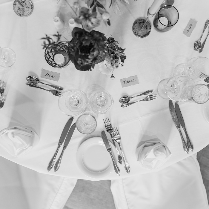 Hochzeitstischdeko von oben fotografiert