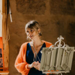 Freie Traurednerin vor Rednerpult